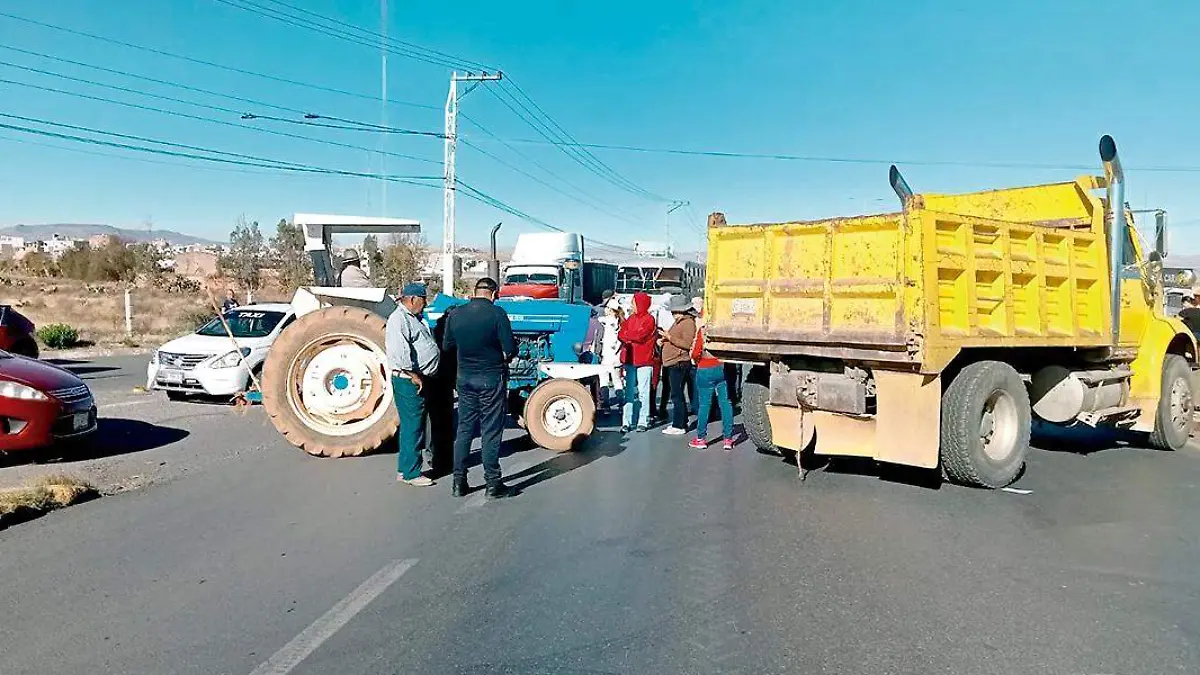 bloqueo carretero en La Escoendida